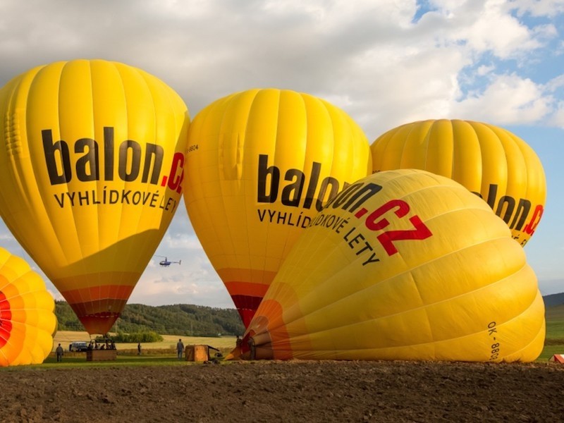 Doručení pindíků horkovzdušným balónem